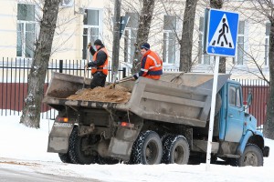 Смоленского управдома подвели фальшивые документы о покупке песка для посыпки улиц