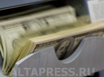 В России было бы целесообразно ввести мораторий на взыскание долгов по валютной ипотеке сроком на несколько месяцев, с тем "чтобы выработать адекватное ситуации решение". Такое мнение высказал первый заместитель председателя комитета Госдумы по промышленности Владимир Гутенев, пишет "Российская газета".