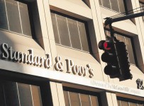 Ниже плинтуса. S&P понизило суверенный рейтинг РФ до «мусорного» уровня