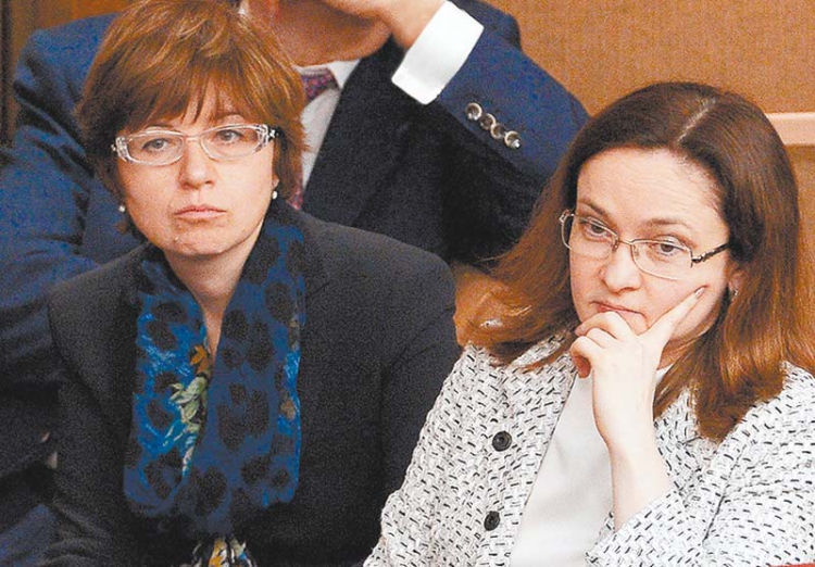 Глава ЦБ Эльвира Набиуллина (справа) и ее первый заместитель Ксения Юдаева еще не решили, будут ли они снижать ключевую ставку.