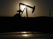 Низкие цены на нефть пока не снизили добычу в США