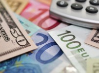 Евро ослабляется к доллару на фоне долгового вопроса Греции