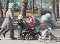 Многодетные матери в денежной помощи не нуждаются, решили власти ряда регионов.