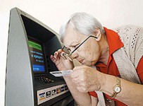 Греция лишила пенсионеров льгот на снятие денег в банкоматах