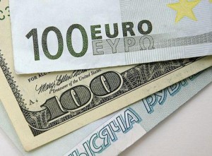 Рубль укрепился к евро и незначительно ослаб к доллару на открытии биржевых торгов