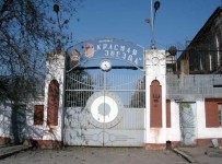 Завод «Красная звезда» занимался производством смазочно-заправочного гаражного оборудования. Как рассказал заместитель директора завода Анатолий Бирюков в интервью порталу «Город Че», на предприятии запущена процедура банкротства. Месяц назад на заводе начали сокращать работников, в данный момент все они покинули предприятие. Литейный участок, механический цех, сварочно-сборочный цех, таро-ремонтный участок, инструментальный участок, участок штамповки, отделение гальванопокрытий, покрасочный конвейер горячей сушки – все эти помещения завода находятся в собственности Росимущества, оно и будет решать его судьбу. «Красная звезда» был основан в 1868 г. купцом и судовладельцем И. А. Милютиным. На этом заводе он ремонтировал и строил собственные суда. Сайт завода сообщает, что это было первое механическое предприятие в Череповце, «которое по существу явилось родоначальником промышленности города и края».