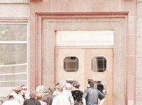 Дефолт 1998 года обернулся для населения бесконечными очередями в банки и потерей сбережений.