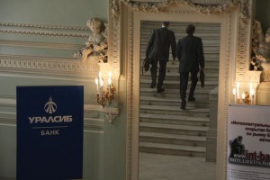 Альфа-Банк обсуждает с ЦБ сумму кредита на санацию «Уралсиба» Альфа-Банк обсуждает с ЦБ сумму кредита на санацию «Уралсиба»