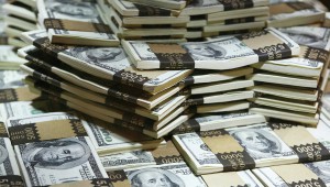 Яценюк: фонду гарантирования вкладов выделят миллиард долларов