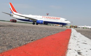 "Трансаэро" повисла в воздухе // Чиновники обещают авиакомпании банкротство
