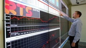Российский рынок акций снижается на фоне падения нефтяных котировок