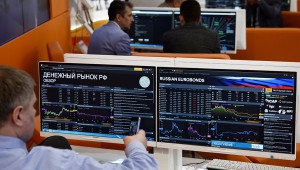 Рынок акций РФ снижается вслед за котировками нефтегазовых компаний