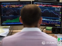 Курс доллара снижался на 14 копеек - до 64,45 рубля, курс евро - на 37 копеек - до 69,11 рубля. Стоимость нефти марки Brent росла до 47,95 доллара за баррель.