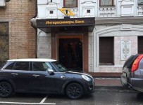 "Интеркоммерц" остановил операции по счетам и ждет вердикта ЦБ