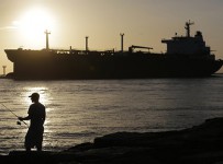 Владельцев супертанкеров попросили помедленнее доставлять нефть