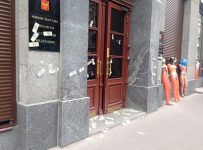 Перед зданием Минфина появились голые манекены