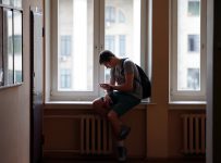 Приставы могут получить право взыскивать долги из платежей сотовым операторам