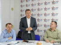 Бывшие соратники Алексея Севастьянова (в центре) хотят отдать своего экс-руководителя под суд