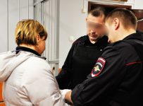 Бывшую управляющую филиалом банка, которую суд признал виновной в крупном мошенничестве, арестовали прямо в зале суда.
