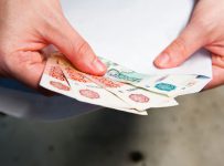 40% сотрудников малых и средних компаний получают зарплату в конверте на основной работе и 55% – на дополнительной, по данным «Mail.ru для бизнеса». Это выше, чем по предприятиям в целом
