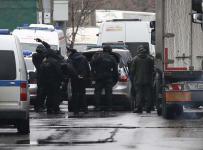 Сотрудники полиции у фабрики Меньшевик в Москве