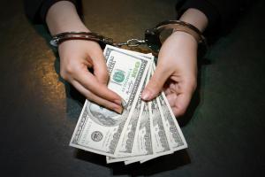 блокировать средства подозрительных клиентов