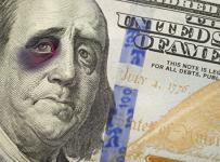 Изображение Бенджамина Франклина с подбитым глазом на банкноте номиналом в 100 долларов США
