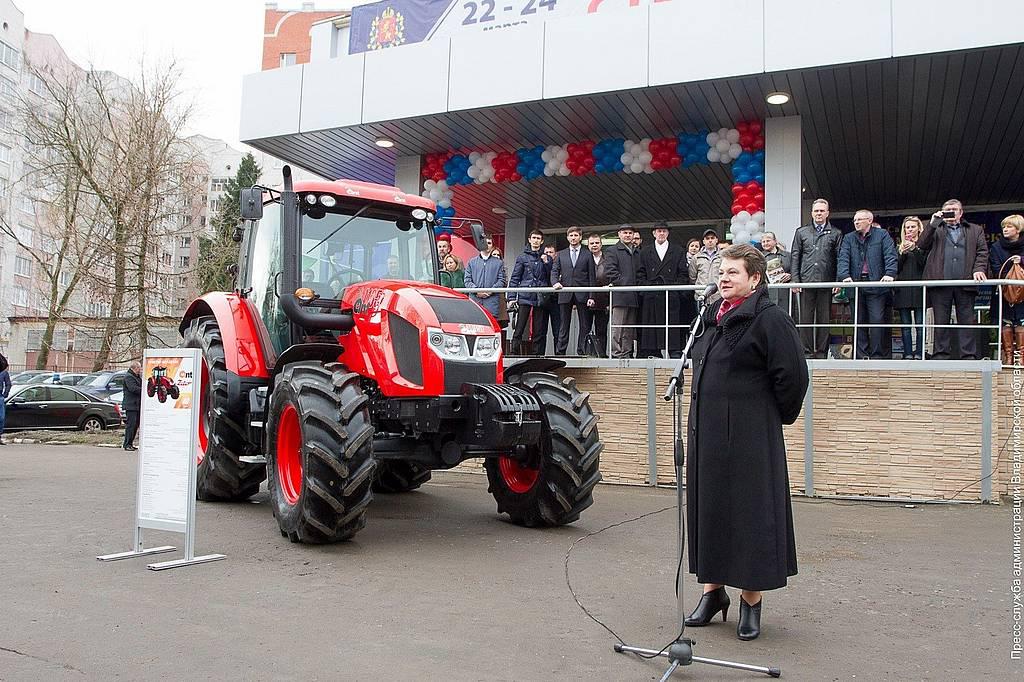 Светлана Орлова презентует трактор производства КЭМЗ
