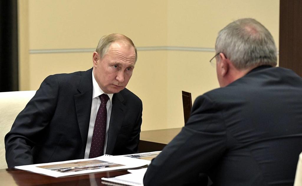 Владимир Путин беседует с Дмитрием Рогозиным