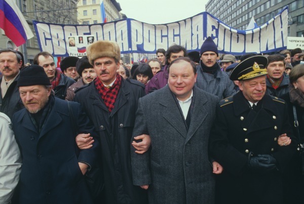 Егор Гайдар в 1990-м году. Справа его отец - Тимур Гайдар