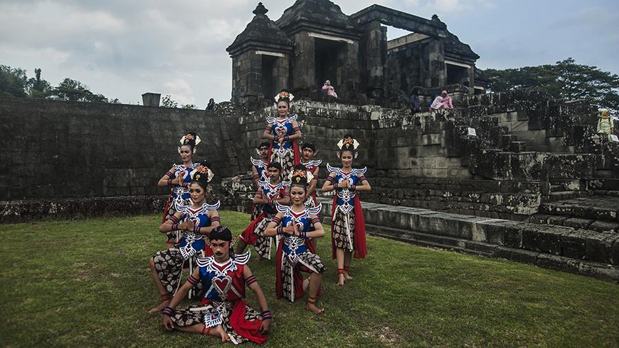 Индонезийские танцоры в храме Рату-Боко, Джокьякарта, Индонезия