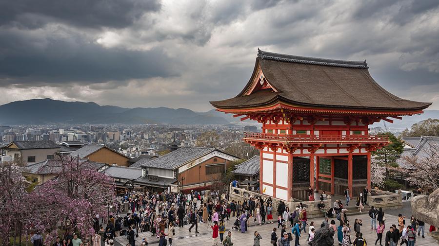 Западные ворота храма Киёмидзу-дэра в Киото, Япония