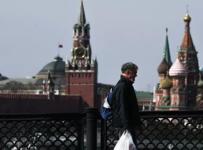 Прохожий с защитной маской на большом Устьинском мосту в Москве
