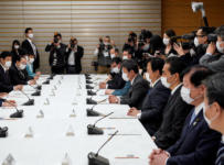 Премьер-министр Японии Синдзо Абэ (крайний слева) во время встречи по ситуации с коронавирусом
