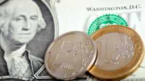 Рубль уверенно укрепляется к доллару и евро