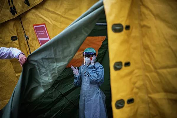 Медицинский работник в палатке для тестирования на COVID-19 в Стокгольме
