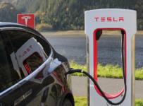 Физлицо требует банкротства Tesla за неисправные ключи