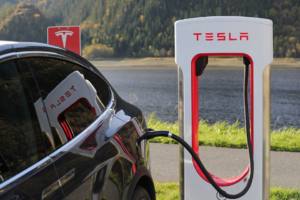 Физлицо требует банкротства Tesla за неисправные ключи