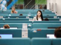 Аналитики рассказали, в каких сферах сильнее всего упали зарплаты в России