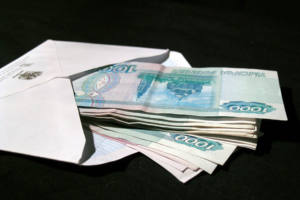 Экономист предрек россиянам массовое возвращение зарплат в конвертах