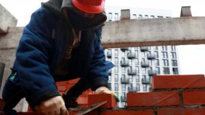 Минстрой обеспокоен дефицитом рабочих на российских стройках