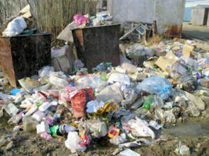 Из-за мусорных свалок во дворах в Магадане могут ввести режим ЧС