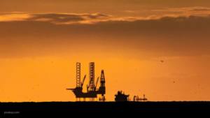 Нефтяники США не могут удержать сланцевую нефть от падения в цене
