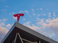 JPMorgan назвал акции Tesla «драматически переоцененными»