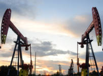 Сырьевое ускорение: цена нефти Brent превысила $57 за баррель впервые с февраля 2020 года