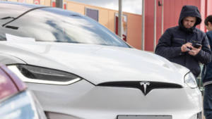 Московский суд прекратил производство по делу о банкротстве продавца Tesla