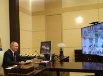 Путин навел порядок с документами на столе во время совещания судей
