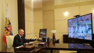 Путин навел порядок с документами на столе во время совещания судей