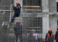 Рабочие на строительной площадке ЖК "Ситибэй" на Волоколамском шоссе в Москве