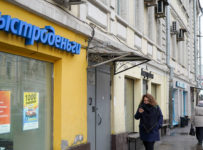 не в состоянии платить по долгам